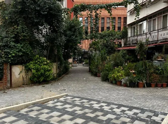 Dan * Tirana